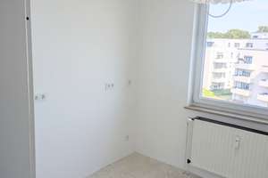 Provisionsfreie, helle 3-Zimmer-Dachgeschosswohnung mit verglaster Loggia, Blick ins Grüne & Aufzug – Kinzigstrasse 8, 38120 Weststadt, Braunschweig – Vorschaubild 15