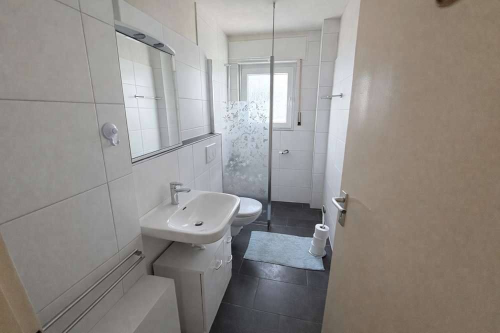 Immobilie in Eggenstein-Leopoldshafen - Attraktive Kapitalanlage: Dreifamilienhaus mit Balkonen & 2 Garagen - Bild 1