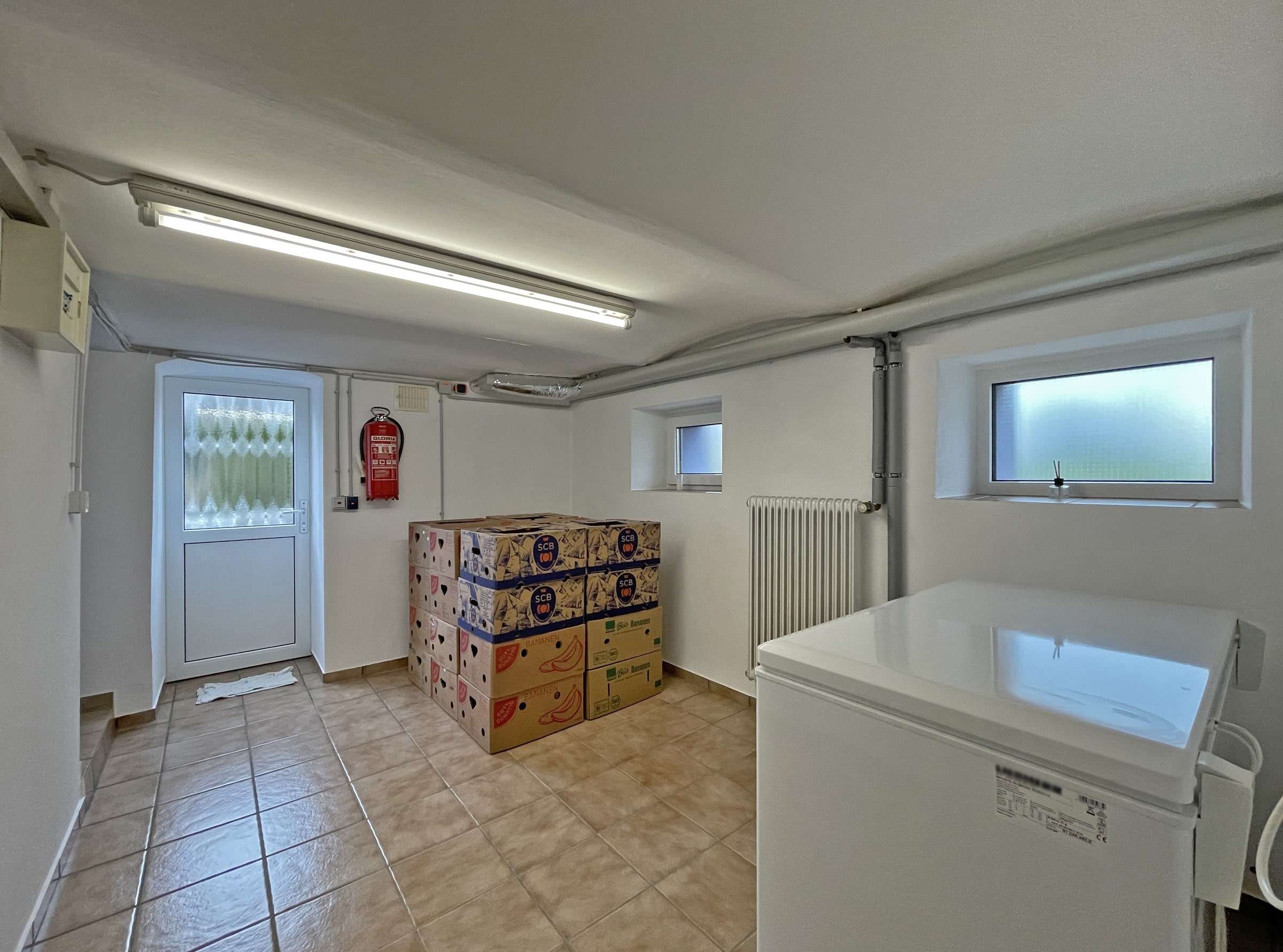 Immobilie in Hosenfeld - EINZIEHEN UND WOHLFÜHLEN – Schmuckes Ein-/Zweifamilienhaus mit großem Grundstück - Bild 1