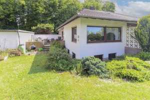 Platz auf einer Ebene: Bungalow mit nicht einsehbarem, sonnigem Garten, 2 Terrassen und Garage – Werra-Meißner-Kreis – Vorschaubild 1