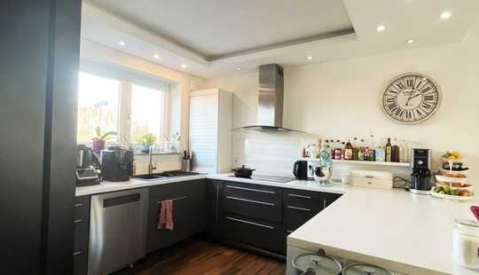 Bild von Einfamilienhaus mit Solaranalge, Wärmepumpe und Wallbox