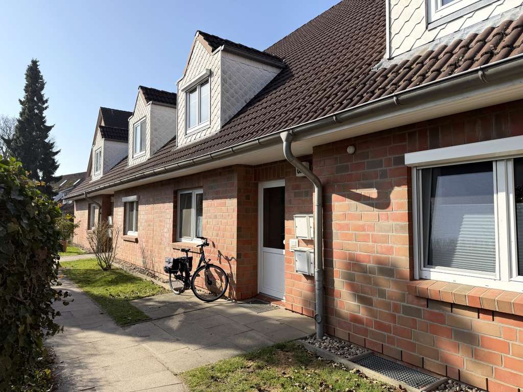 Immobilie in Elmenhorst - Gut vermietete 2- Zimmer Erdgeschosswohnung mit S- W Terrasse, eigenem Gartenanteil und Stellplatz - Bild 1