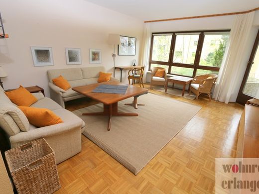 MÖBLIERTE,schöne helle 3,5 Zimmer-Wohnung mit Sonnenloggia u. TG Stellplatz im Zentrum von Erlangen