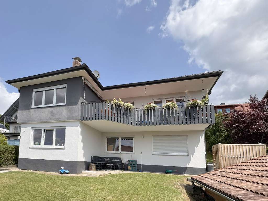 Immobilie in Rotenburg an der Fulda - Großzügiges Wohnhaus in bester Südhanglage in Rotenburg - Bild 1