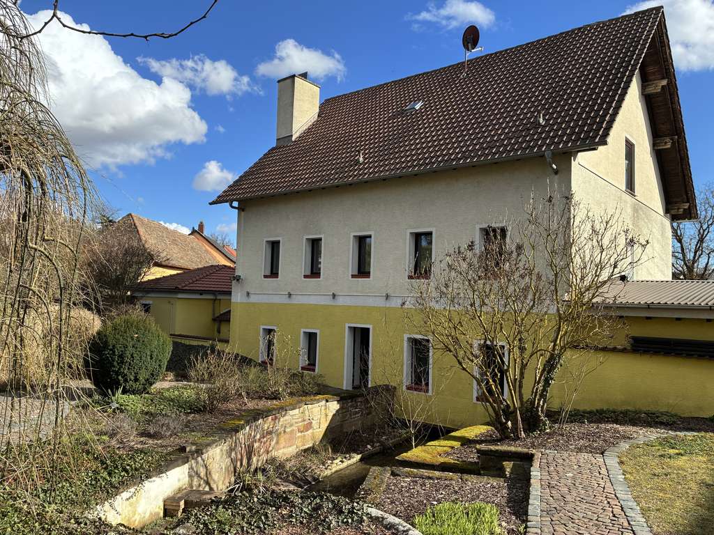Immobilie in Großkarlbach - Außergewöhnliches Wohnhaus in ehemaliger Mühle mit Pool, großem Garten und Bachlauf – provisionsfrei - Bild 0