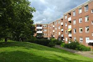 Modern ausgestattete 3-Zi.-Wohnung mit zwei Balkonen, Vollbad und Einbauküche