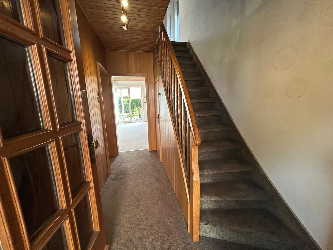 Gemütliches Reihenendhaus mit XL-Dachterrasse, Terrasse, Garten und zwei Garagen – Flur