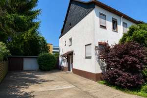 Doppelhaushälfte mit großem Grundstück, Garage und vielseitigem Entwicklungspotenzial in Köln – Die vollständige Adresse der Immobilie erhältst du vom Anbieter., 51069 Dellbrück, Köln – Vorschaubild 1