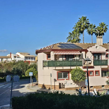 Eckreihenhaus renoviert mit Pool und Garage in Alhaurín de la Torre