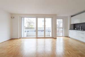 Wohngenuss mit zwei Balkonen: Lichtdurchflutetes Refugium mit Designbad und exklusiver Küche