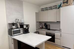 Stylisches City-Apartment mit Balkon & Einbauküche im wunderschönen „CHARLIE LIVING“ – Zimmerstraße 94, 10117 Mitte (Ortsteil), Berlin – Vorschaubild 1