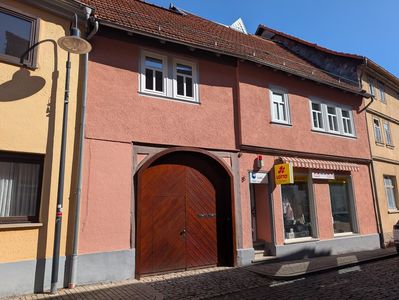 Haus mit bezugsfertiger Wohnung, erweiterbar um 2 Einheiten und Dachausbau