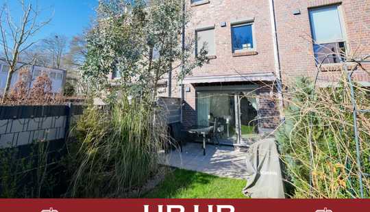 Bild von Modernes familienfreundliches KFW55 RMH mit Dachterrasse und Carport
