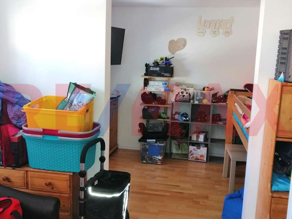 Blick in halben Raum neben Sch