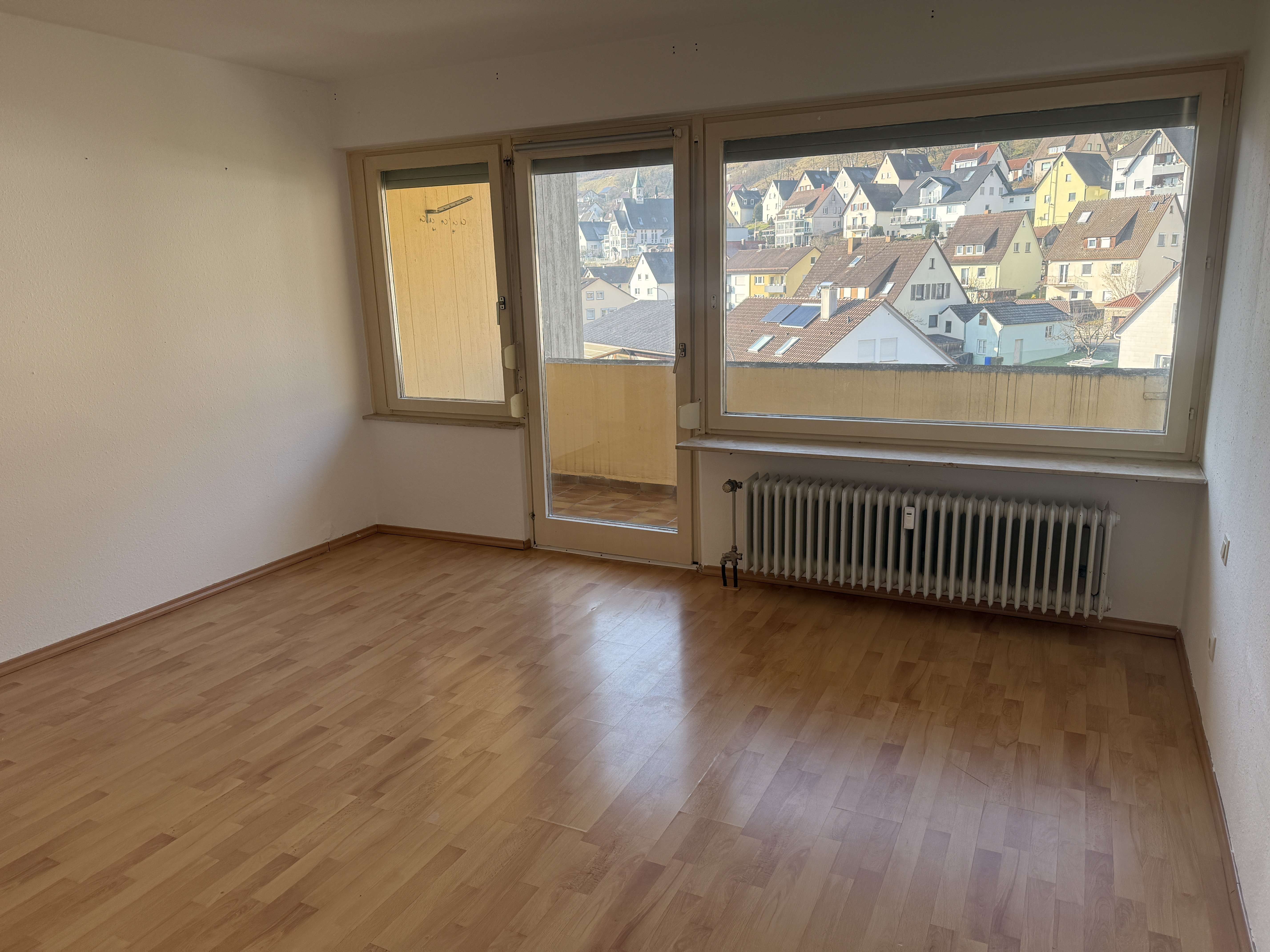 Immobilie in Niedernhall - Große 3 Zimmerwohnung mit 2 Balkone, Stellplatz und Aussicht auf die Weinberge - Bild 3