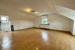 schöne Dachgeschosswohnung 
im 2. OG mit Garage und Gartenmitbenutzung 
in Nürnberg-Großreuth – Die vollständige Adresse der Immobilie erhältst du vom Anbieter., 90431 Großreuth bei Schweinau, Nürnberg – Vorschaubild 3