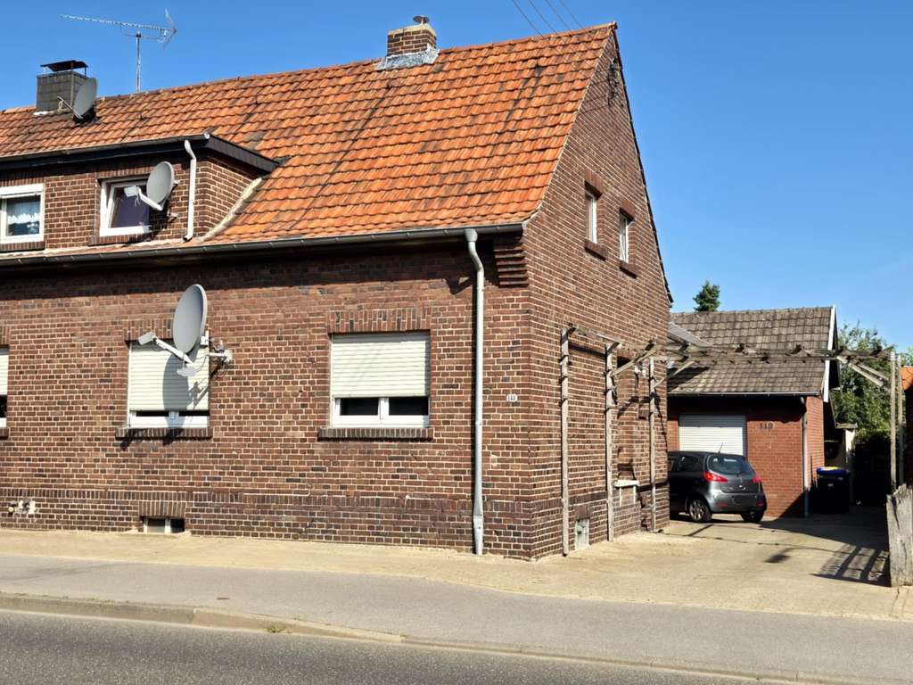 Zentralgelegenes, teilrenoviertes Anlageobjekt mit zwei Wohneinheiten...