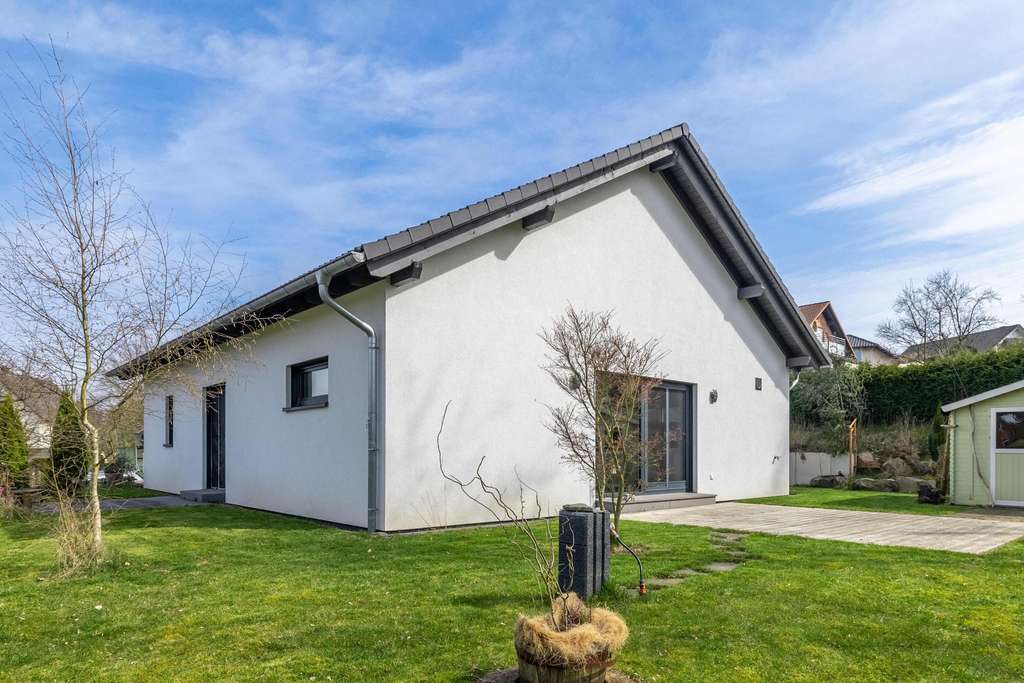 Immobilie in Bruchertseifen - Exklusiver Bungalow mit Galerie, nachhaltiger Technik und großzügigem Grundstück - Bild 1