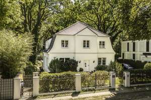 Understated elegance in Wannsee: Renovated hipped-roof villa with a sauna and swimming pond on a sun – Die vollständige Adresse der Immobilie erhältst du vom Anbieter., 14109 Wannsee, Berlin – Vorschaubild 18