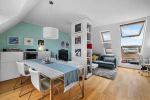 Wohnen mit Blick über die Stadt: Helle 2-ZKB-Dachgeschosswohnung mit EBK am Rande der Innenstadt – Augsburg – Vorschaubild 3