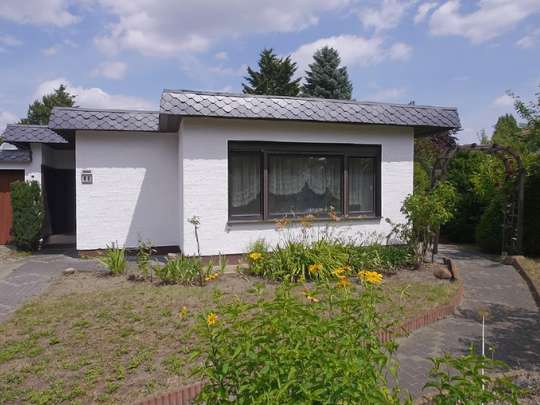 Bungalow mit Einliegerwohnung, Ausbaureserve und großem Garten in Rudow - Bild 4