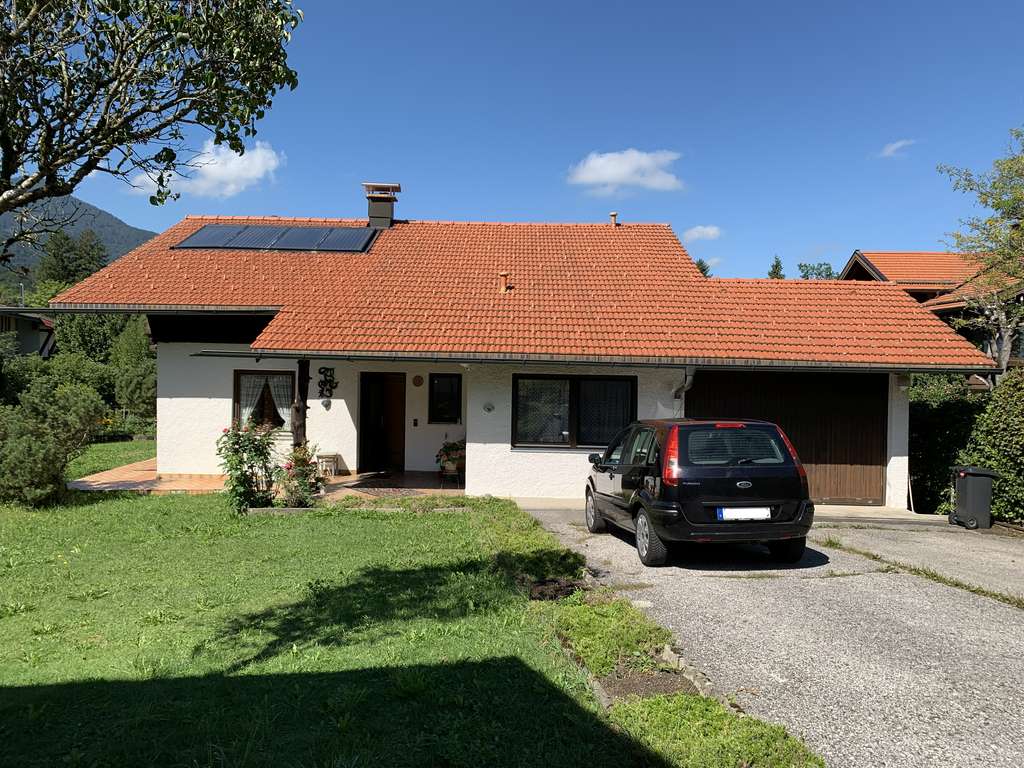 Immobilie in Marquartstein - Seltene Gelegenheit im Chiemgau: Landhaus mit Blick zur Burg Marquartstein - Bild 0