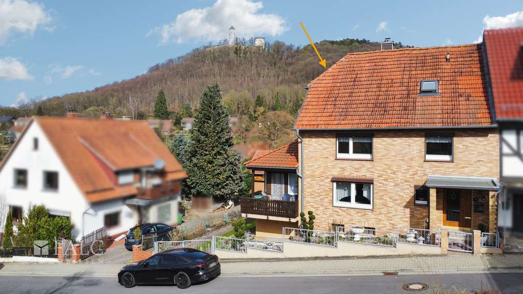 Immobilie in Bovenden - ***Blick auf die Burg Plesse - Haus mit Doppelgarage und üppiger Terrasse in Eddigehausen*** - Bild 1