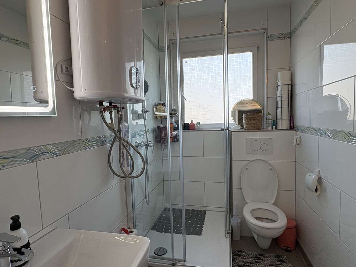 Immobilie in Bad Nenndorf - KARSTEN IMMOBILIEN ermöglicht Ihnen: Moderne DG-Wohnung mit großem Balkon und Top-Ausstattung - Bild 1