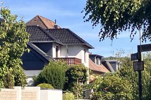 Helle 3-Zimmer-Dachgeschosswohnung mit Balkon, Gartenhaus & Stellplatz in Overath-Steinbrück, gehob