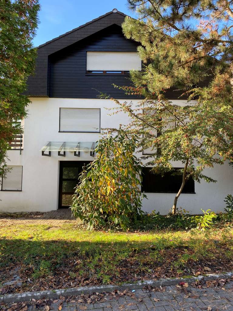 Immobilie in Sinzheim - Großzügiges EFH mit 14 Zimmern, gr. Garten und ELW in ruhiger Lage von Sinzheim - Bild 2