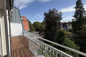Helle Dachgeschosswohnung mit weitläufigem Grünblick in Köln-Marienburg