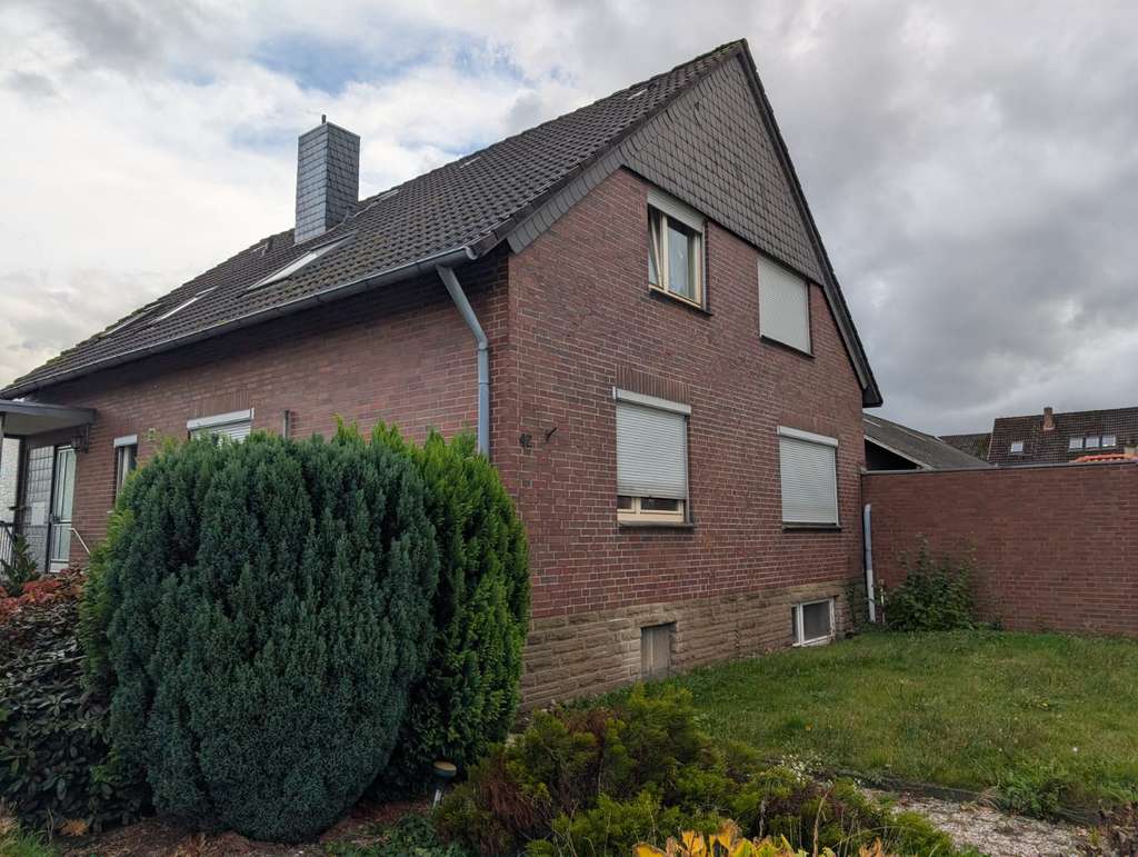 Immobilie in Wunstorf - MGK bietet Klein Heidorn: Zweifamilienhaus mit großzügiger Grundstücksfläche - Bild 1