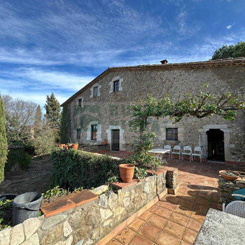 Herrschaftliches Bauernhaus zum Verkauf in Sant Joan de Mollet mit Pool, Terrassen und Gästehaus  Gi