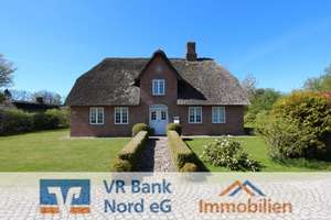 Charmantes Friesenhaus unter Reet mit 2 Wohneinheiten in bevorzugter Sackgassenlage – Die vollständige Adresse der Immobilie erhältst du vom Anbieter., 25899 Niebüll – Vorschaubild 1