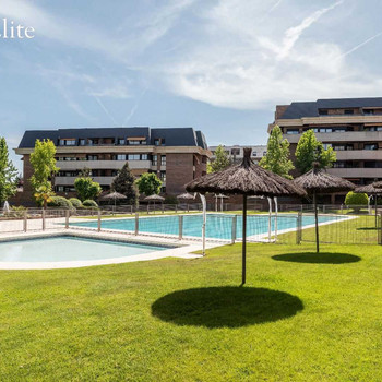 EXKLUSIVES PENTHOUSE MIT GARTEN IN DER URBANISATION ATENEA III