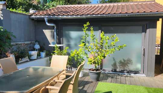 Bild von Freistehendes 2-Familienhaus mit sonnigem Garten und umfangreichem Terrassen-/ Wellnessbereich