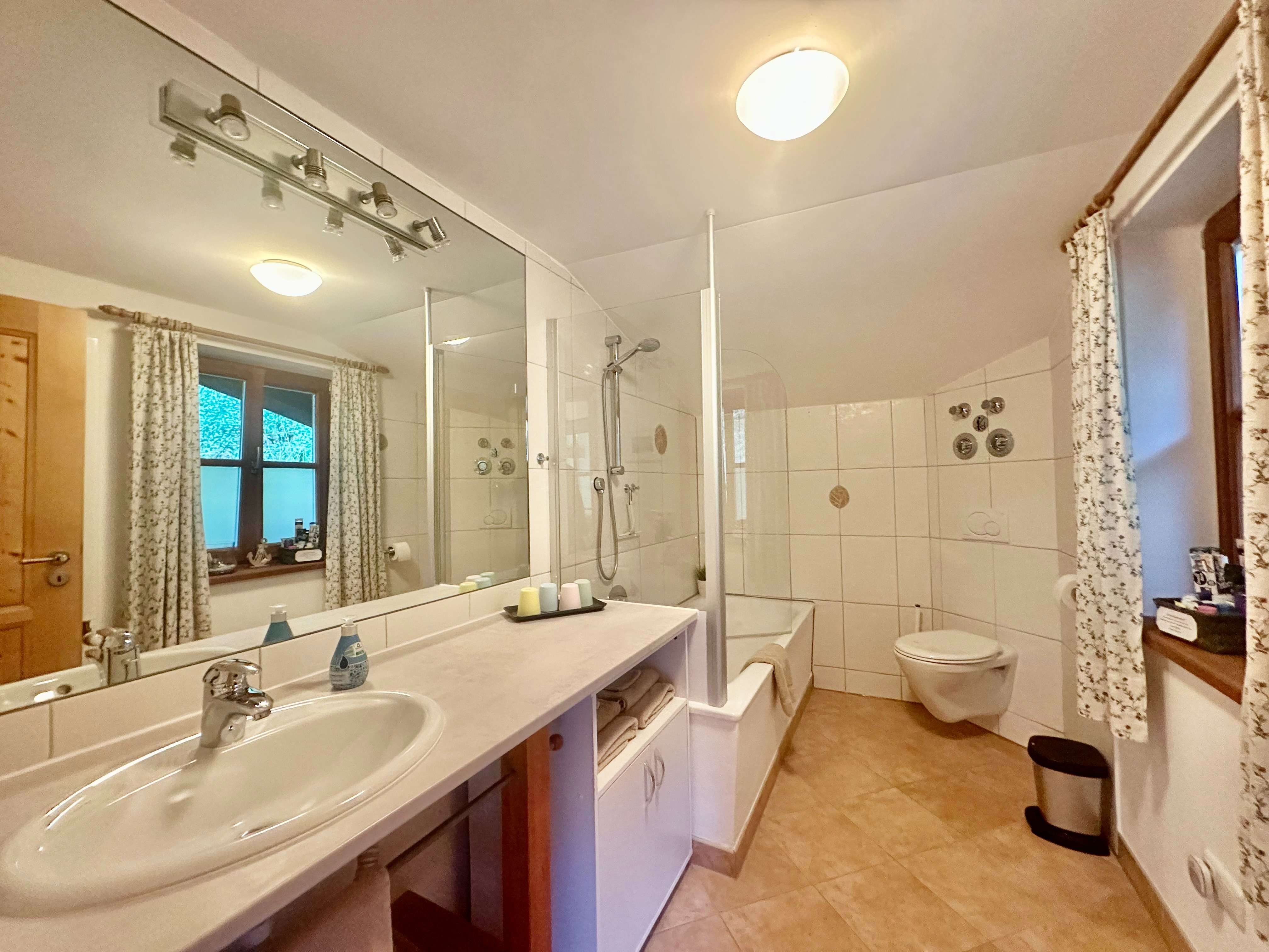 Immobilie in Marktschellenberg - Vermietetes 4-Familienhaus im Landhausstil zwischen Marktschellenberg und Berchtesgaden - Bild 0