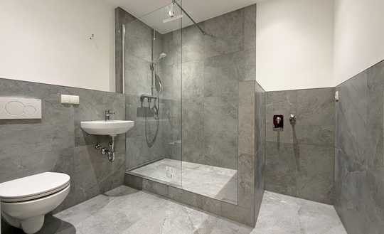 Leerstehend & frisch saniert: 2-Zimmer-Wohnung mit Loggia in bester Lage