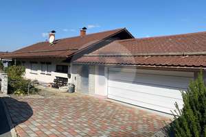 AUSSICHTSREICHES EINFAMILIENHAUS
MIT EINLIEGERWOHNUNG
 – Die vollständige Adresse der Immobilie erhältst du vom Anbieter., 94169 Thurmansbang – Vorschaubild 2