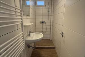 Helle 3-Zimmer-Whg., zentral, gepflegt mit Veranda+ Terrasse zum draußen sitzen – Silvrettastr. 46, 70327 Untertürkheim (Ortsteil), Stuttgart – Vorschaubild 4