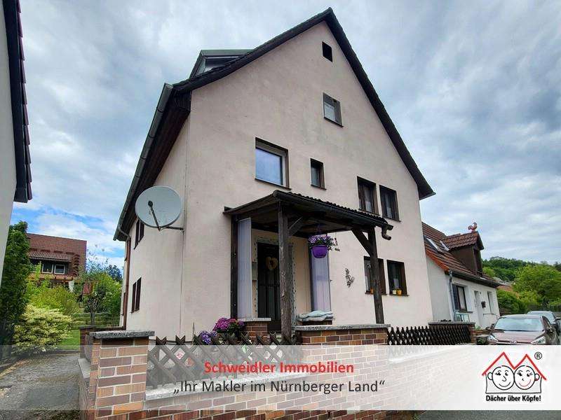Preiswertes Zweifamilienhaus in Simmelsdorf/Hüttenbach mit Garten und Nebengebäuden, Nürnberger Land Kreis – Bild 1