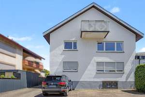 Einziehen und wohlfühlen – renovierte 4-Zimmer-Wohnung mit großem Balkon, EBK und Stellplatz