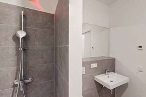 Live the Spring Lifestyle – Modernes 2-Zimmer-Apartment mit Loggia im Herzen Berlins – Lisa-Fittko-Straße 11, 10557 Moabit, Berlin – Vorschaubild 11