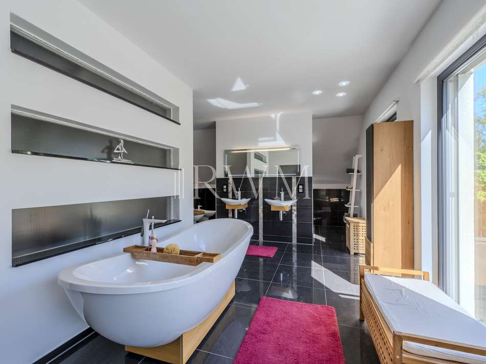 Großes Badezimmer OG