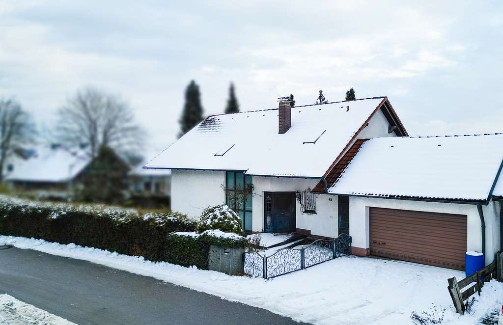 Immobilie in Lappersdorf - Einfamilienhaus mit Einliegerwohnung - großes Grundstück & viel Entwicklungspotenzial - Bild 0