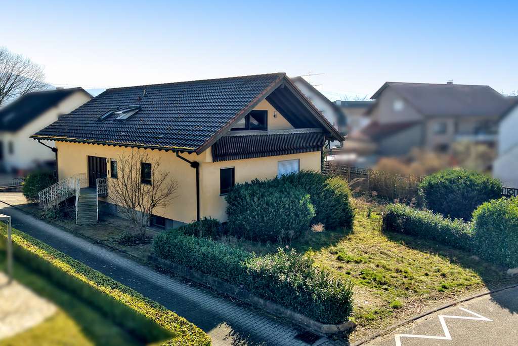 Immobilie in Sinzheim - Charmantes Zweifamilienhaus mit Balkon, Terrasse, Garten und viel Potenzial - Bild 0