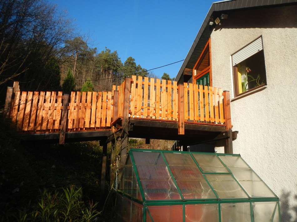 Holzbrücke zum Waldweg