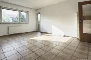 *** Einziehen & Wohlfühlen: frisch sanierte Dreizimmerwohnung mit zwei Balkonen und Kachelofen ***