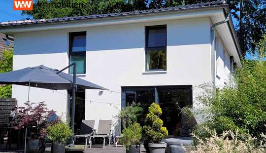 Bild von Energieeffizient. Komfortabel. Stilvoll. Moderne DHH mit PV-Hybridkollektoren und Stellplätzen