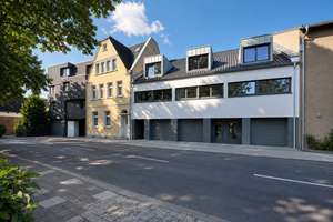 Hollenders Immobilien: Exklusives Architekten-Townhouse als Erstbezug n zentraler Lage von Sürth